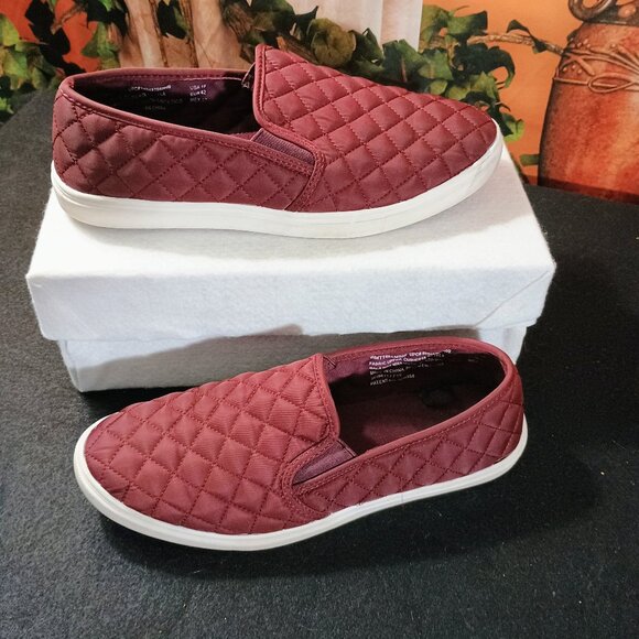 EUC: Time & Tru Sze 10 Burgundy Memory Foam Quilted Slip On - Picture 5 of 5
